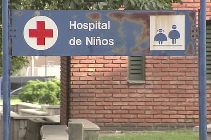 Una niña fue trasladada de urgencia al Hospital de Niños en Córdoba tras clavarse un vaso de vidrio en el pecho