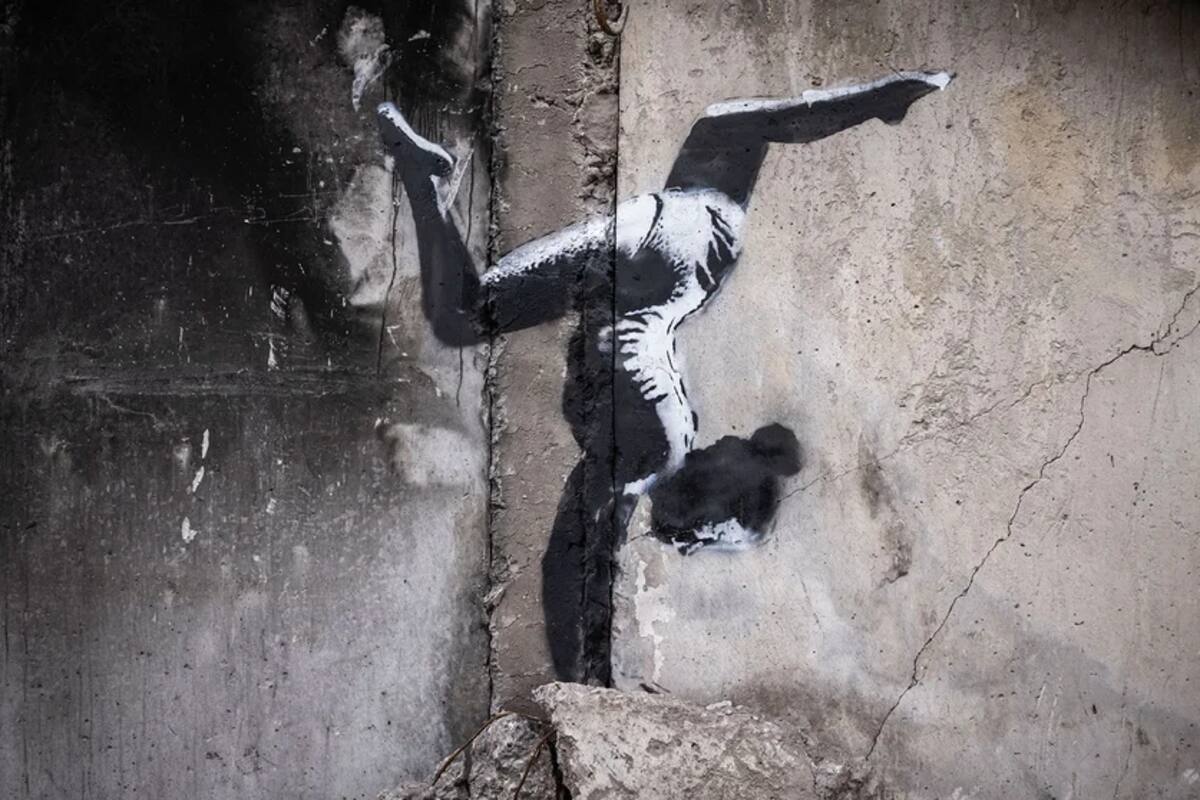 Una niña gimnasta en pleno ejercicio de equilibrio sobre cascotes de escombro