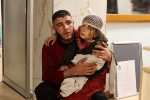 Una niña herida espera ser atendida en un hospital tras un terremoto en la ciudad fronteriza de Azaz, en el norte de la provincia de Aleppo, controlada por los rebeldes, el 6 de febrero de 2023.