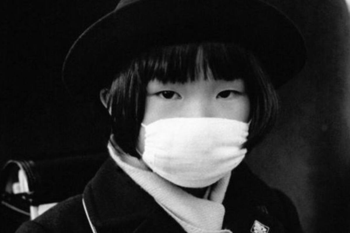 Una niña japonesa se cubre el rostro a finales del siglo XIX