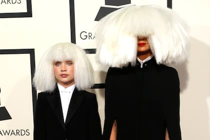 Sia junto a Maddie Ziegler en los Grammy