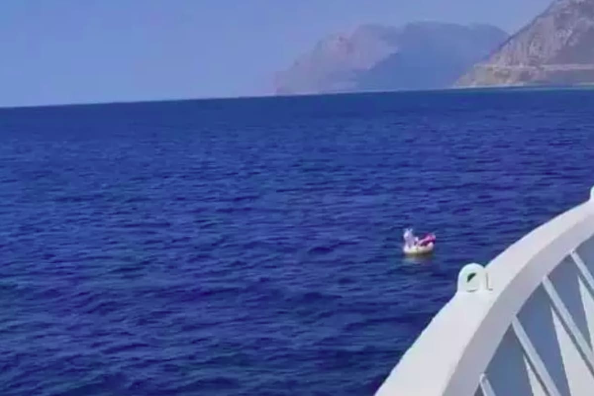 Una niña que jugaba en un inflable fue rescatada luego de ser arrastrada varios metros por la marea