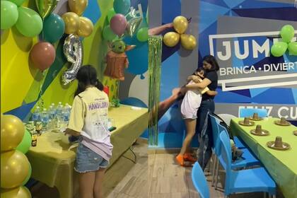 Una niña sufrió lo que seguramente muchos niños de su edad temen; le hicieron una fiesta de cumpleaños y no todo salió como esperaba