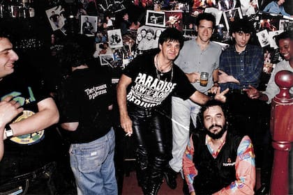 Una noche de 1992. Frank Gambale, el Mono Fontana y Alfonso Johnson le hacen una broma al fotógrafo Mario Albarracín.