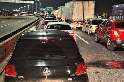Una noche de viernes en la autopista Buenos Aires-La Plata