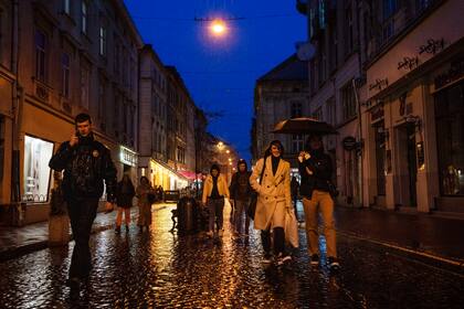 Una noche lluviosa en Lviv, donde según las fuerzas de seguridad pululan espías infiltrados entre la población
