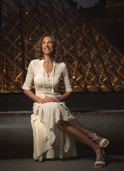 Una noche parisina en la pirámide del museo del Louvre. “La ciudad ya la conocía como turista, esta vez me gustó verla desde otro lugar, con gente que la vive día a día”.