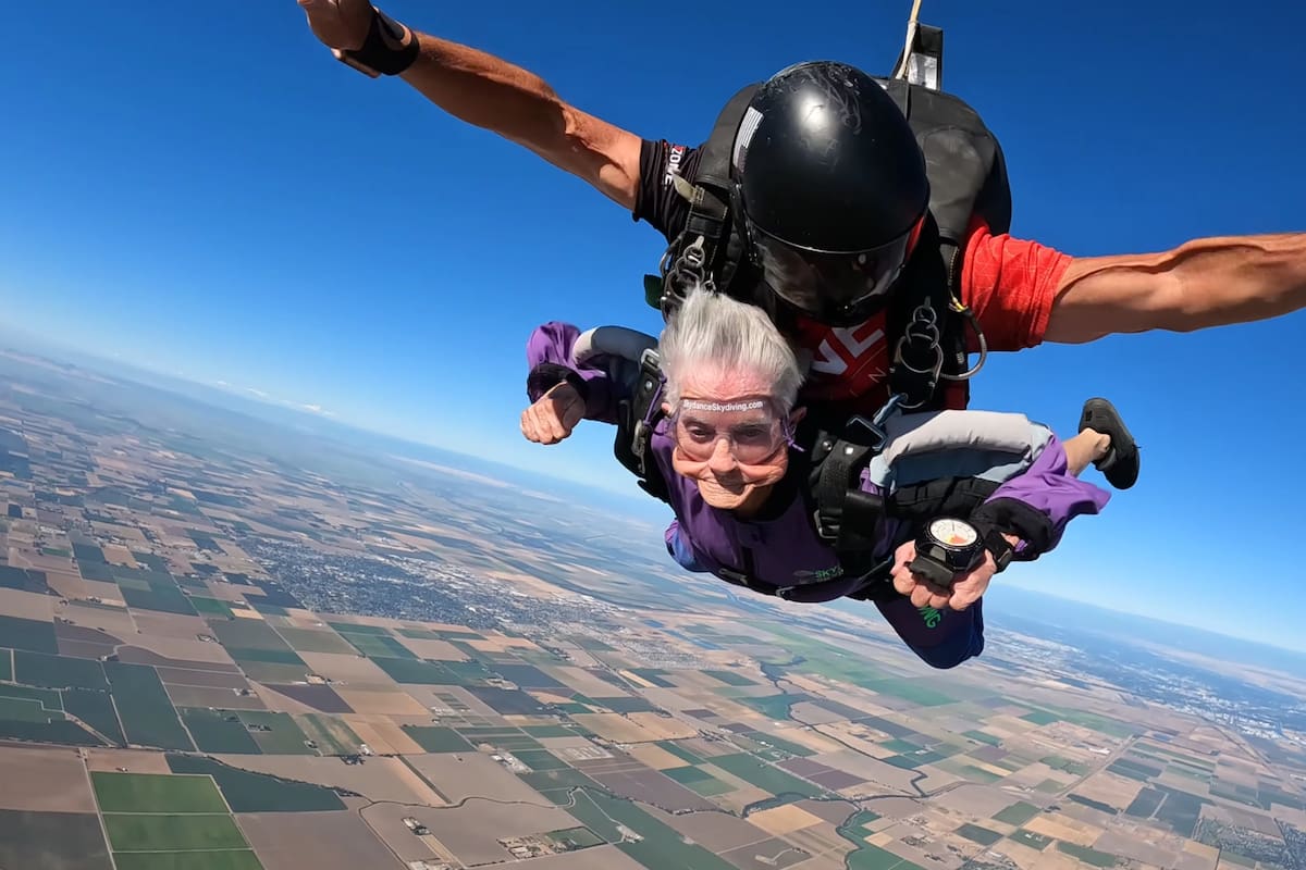 Una nonagenaria desafió los estereotipos y miedos con un salto en paracaídas en el día de su cumpleaños