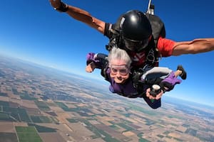 Una nonagenaria desafió los estereotipos y miedos con un salto en paracaídas en el día de su cumpleaños
