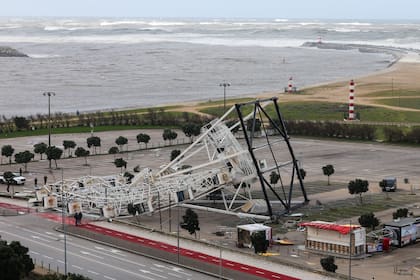 Una noria se derrumba a causa del paso de la tormenta Kristin en Figueira da Foz, Portugal, el 28 de enero de 2026