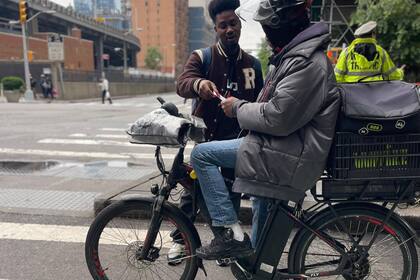 Una norma de la NYPD castiga las faltas de tránsito cometidas por conductores de bicicletas eléctricas con citaciones penales