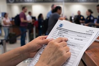 Comprobante G-325R del Uscis: el formulario que ayuda a migrantes en los controles del ICE