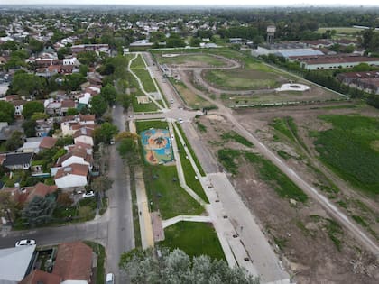 Una normativa urbanística municipal estableció la división del terreno en tres grandes manzanas, con diferentes posibilidades de desarrollo y la obligación de ceder superficies destinadas al uso público