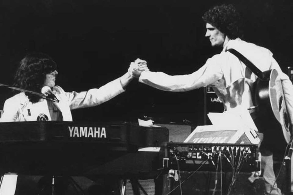 Una nota de tapa de la revista Hurra en 1980 planteaba una "división antagónica" entre Charly García y Luis Alberto Spinetta. Los músicos reaccionaron uniendo fuerzas y en septiembre de 1980 realizaron durante un fin de semana cuatro conciertos en el estadio de Obras Sanitarias