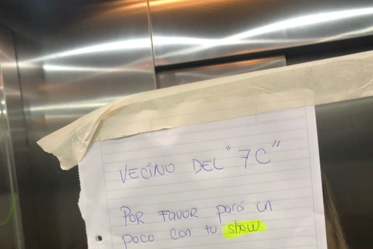 Una nota en el ascensor de un edificio desató una pelea entre los vecinos y la historia se hizo viral