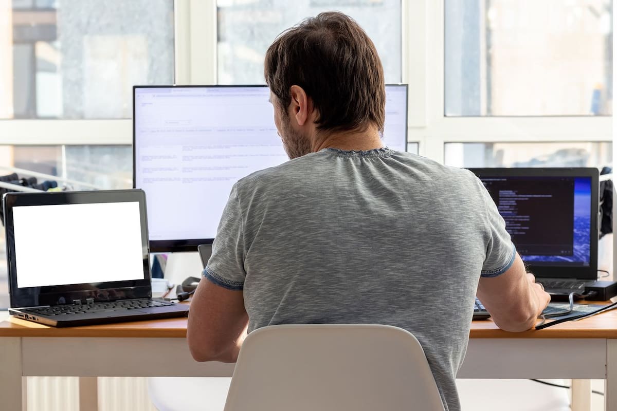 Una notebook que ya no usamos puede ampliar el área de trabajo, lo que ayuda mucho en estos tiempos de teletrabajo