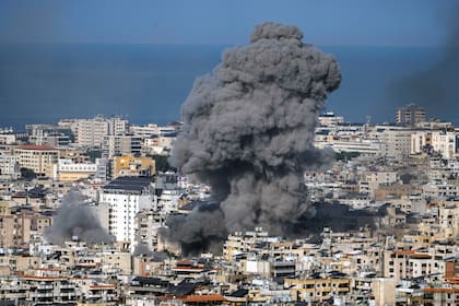 Una nube de humo se alza en el cielo tras un ataque aéreo israelí en Daniyeh, en el suburbio sureño de Beirut, Líbano, el sábado 16 de noviembre de 2024. (AP Foto/Bilal Hussein)