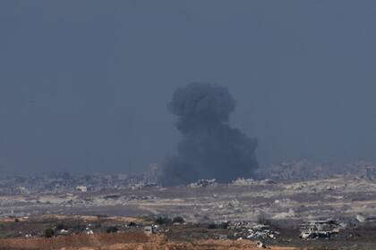 Una nube de humo se eleva tras un ataque israelí en la Franja de Gaza