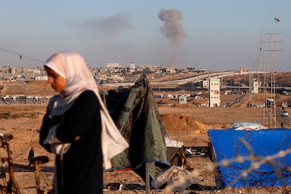 Una nube de humo señala el lugar donde se produjo un ataque aéreo israelí contra edificios cerca del muro que separa Egipto y Rafah, en el sur de Gaza, el 6 de mayo de 2024. (AP Foto/Ramez Habboub)