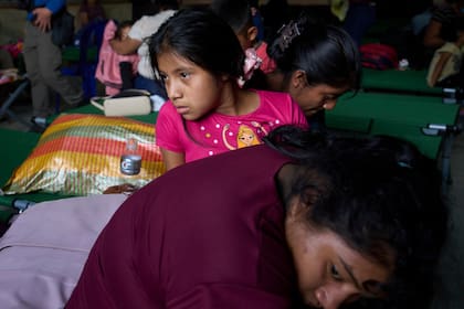 Una nueva erupción del volcán de Fuego en Guatemala provoca evacuaciones y cierres de carretera