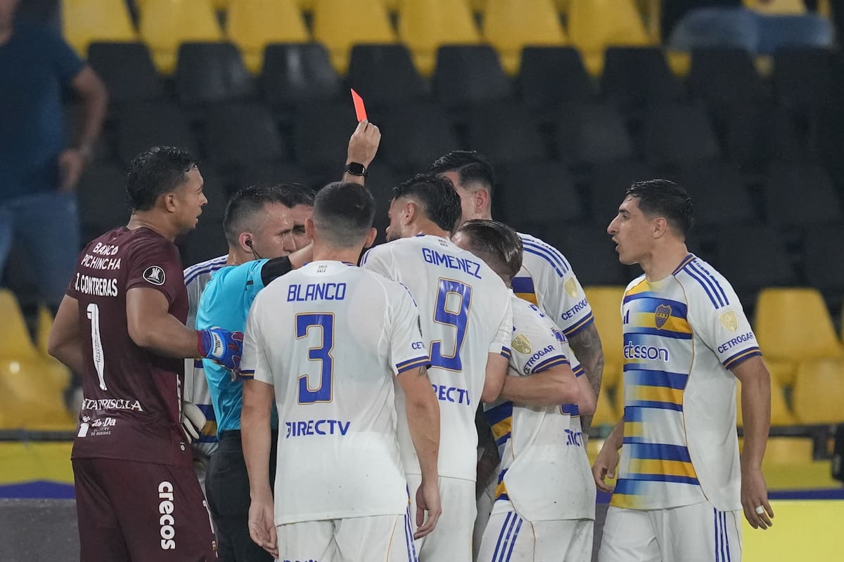 Una nueva expulsión por la Copa Libertadores para Boca, esta vez con Santiago Ascacibar como protagonista: le pateó la cabeza a Milton Céliz y tras una revisión en el VAR recibió la roja directa.