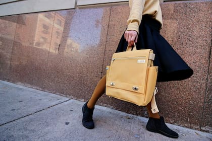 Una nueva generación de diseñadores abren las puertas de sus talleres como parte de su rutina de trabajo, porque mostrar suma y mucho