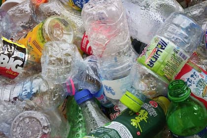 Una nueva investigación, publicada en la revista 'One Earth', revela que las promesas de las empresas de reciclar o reducir los plásticos no se traducen en un menor uso de los mismos
