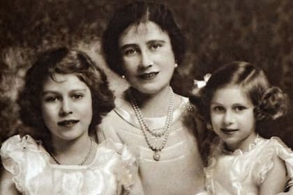Antigua imagen de las dos hermanas, la reina Isabel y la princesa Margarita, en su infancia