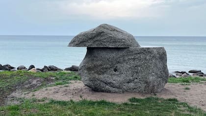 Una nueva piedra conmemorativa en el puerto conmemora el acontecimiento histórico