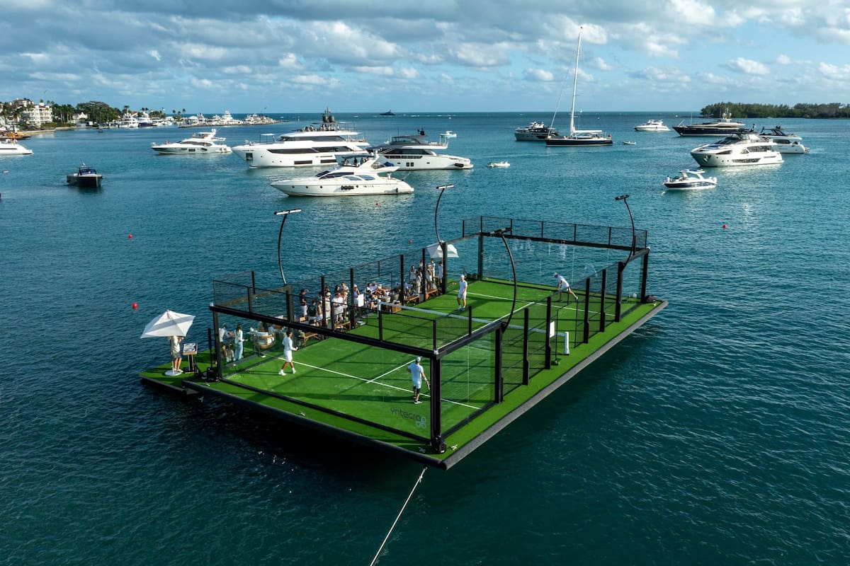 Una nueva pista de pádel flotante fue inaugurada en Miami, cerca de Fisher Island (Yntegra Group)
