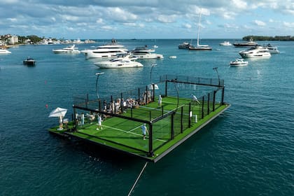Una nueva pista de pádel flotante fue inaugurada en Miami, cerca de Fisher Island (Yntegra Group)
