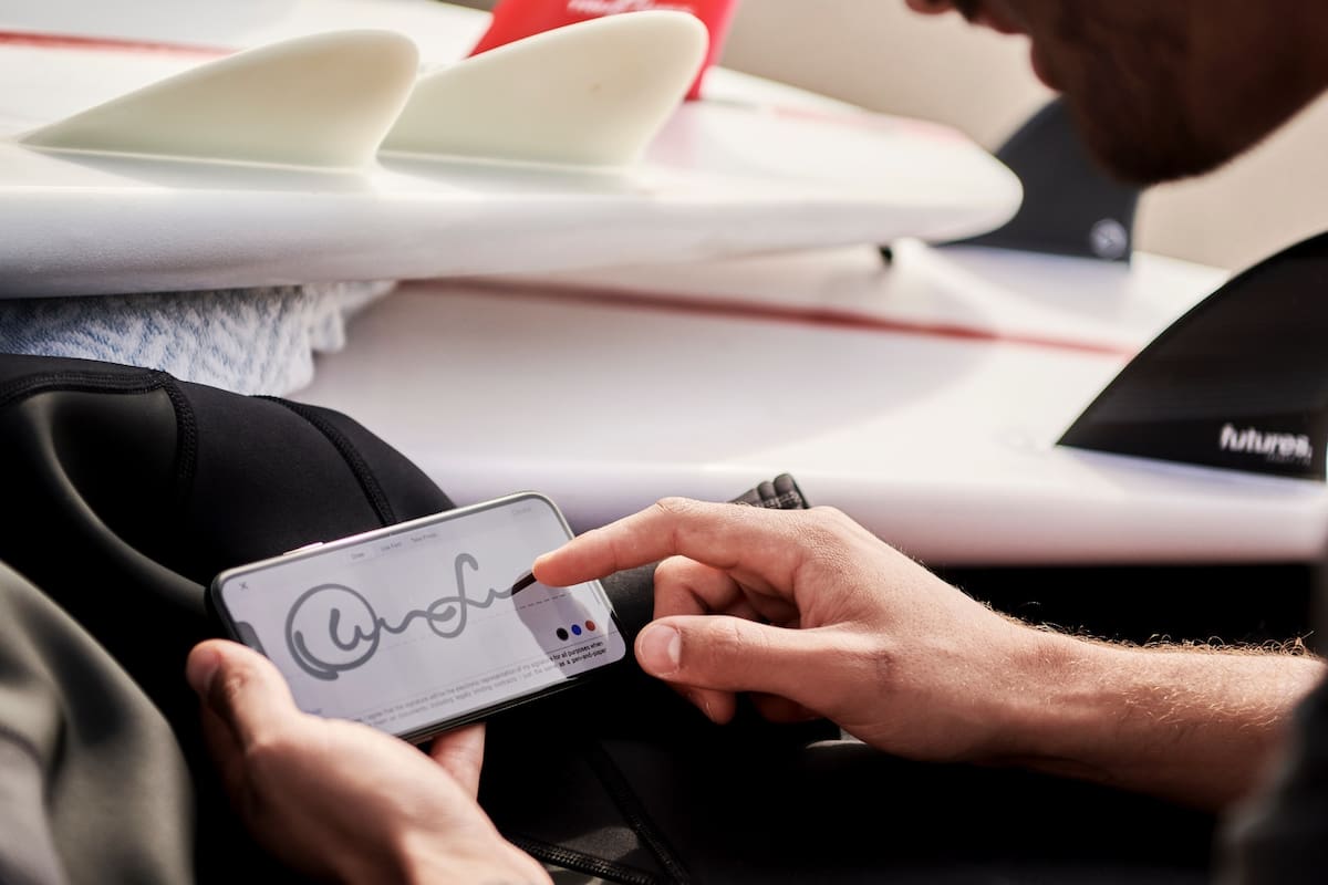 Una nueva técnica de caligrafía 'a pedido' es furor entre celebridades, abogados y médicos