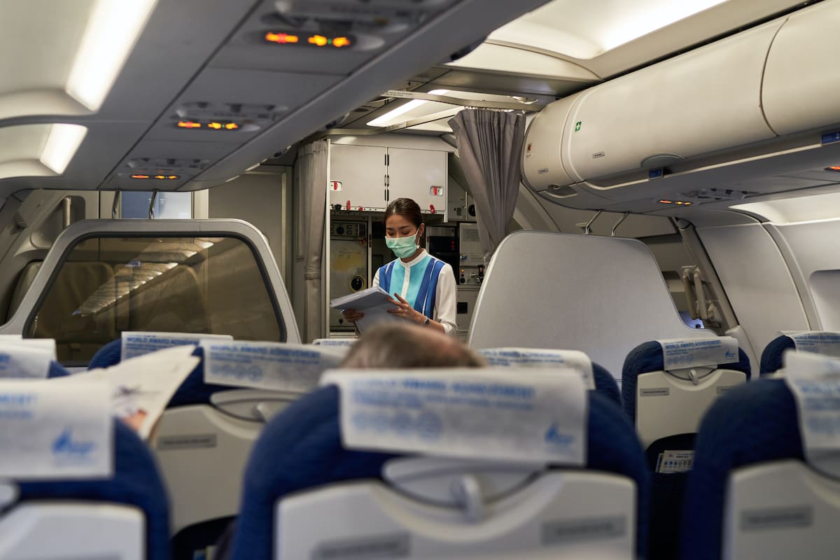 Una nueva 'tendencia' audaz de algunos pasajeros está poniendo en peligro la seguridad del resto a bordo, comentó un auxiliar de vuelo