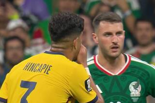 La expulsión de un futbolista ecuatoriano por taparse la boca y el rival que lo delató