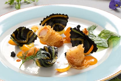 Una obra de arte: pasta con relleno de mar y espinacas cinceladas en crudo en una masa de tres colores.
