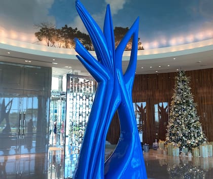 Una obra del escultor uruguayo Pablo Atchugarry se destaca en el hall de entrada a los edificios