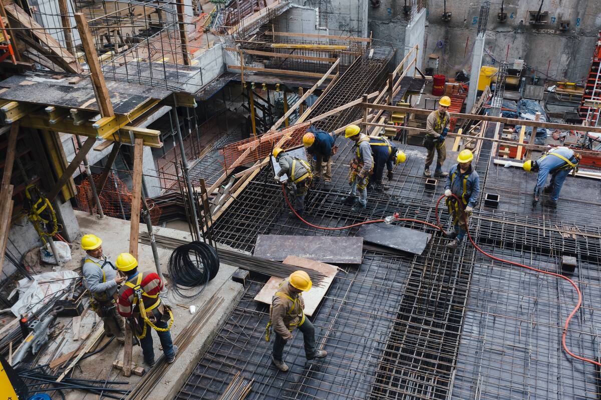 Una obra en construcción con obreros trabajando