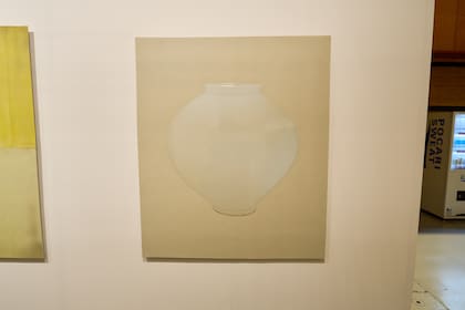 Una obra en relieve cerámico que reinterpreta los tradicionales moon jar coreanos, de Lee Seung Hee