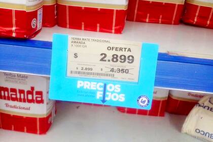 Una oferta la semana pasada en una góndola de CABA. Las yerbateras más grandes defienden su cuota de mercado bajando precios