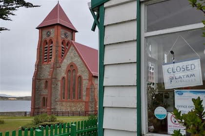 Una oficina de Latam cerrada, frente a la iglesia anglicana de Malvinas