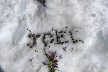 Una ofrenda a Joel Tranby tras su muerte, ocurrida en Oregon