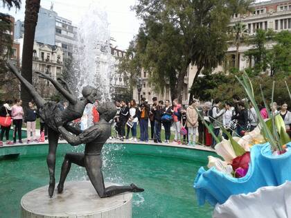 Una ofrenda floral para los bailarines del trágico accidente