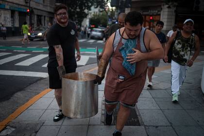 Una olla para compartir la comida en la larga espera del primer mensaje presidencial para abrir las sesiones ordinarias del Congreso