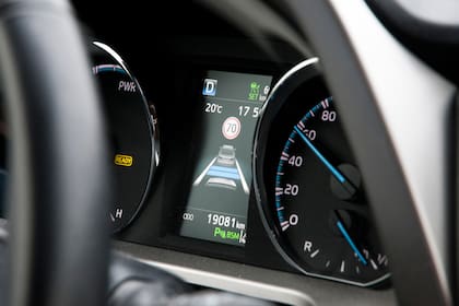 Una opción aún más moderna es el control de velocidad crucero adaptativo