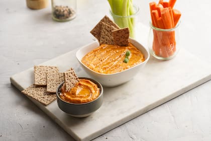 Una opción de picoteo saludable: hummus con bastones de verdura