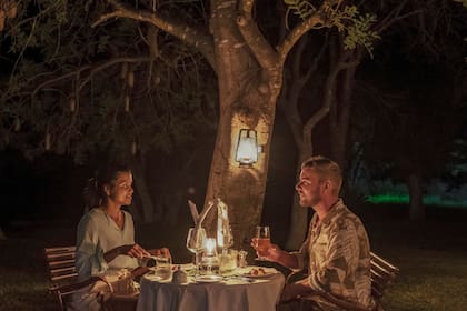 Una opción es colocar un colgante decorativo, una linterna o un candelabro.