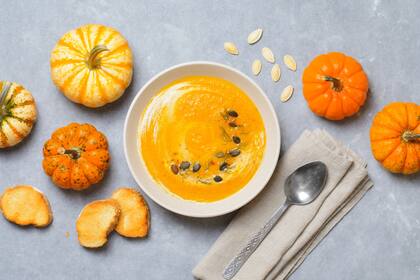 Una opción es hacer una sepa de crema de calabaza para una entrada en las próximas fiestas