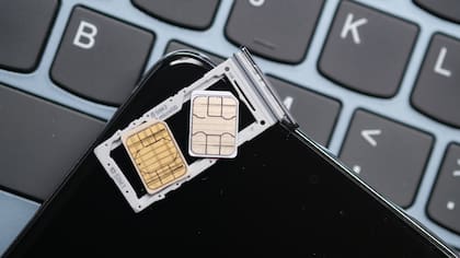 Una opción muy conveniente a la hora de viajar al exterior es comprar un chip con una línea local prepaga, que suele tener mejor precio que un abono de roaming para una línea nacional; también es posible contratar una línea con eSIM, que evita tener que sacar el chip y reemplazarlo por otro