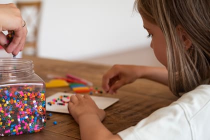 Una opción para regalar en el Día del Niño a un libriano es un set para hacer pulseras