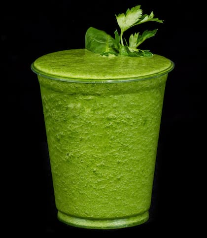 Una opción saludable para incorporar la espinaca a tu dieta es beber un licuado de hojas verdes